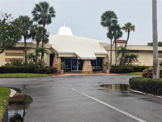 4725 Cove Cir Unit 908, Saint Petersburg, FL 33708 - view of building exterior featuring uncovered parking