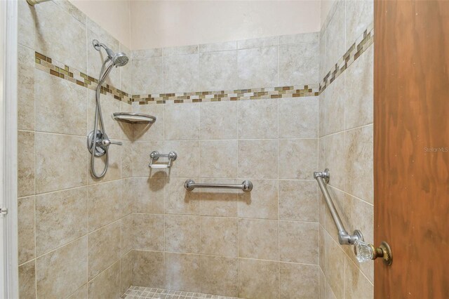 601 75th St N, Saint Petersburg, FL 33710 - bathroom with tiled shower