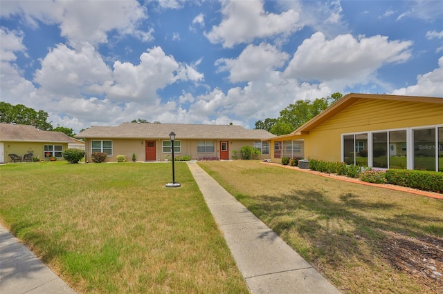 1904 Canterbury Ln Unit 18, Sun City Center, FL 33573 - ranch-style house with a front lawn and stucco siding