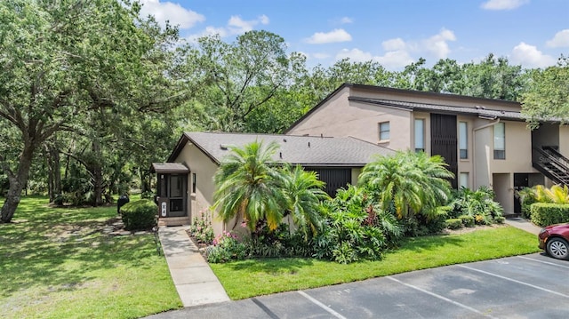 1400 Tarpon Woods Blvd Unit E4, Palm Harbor, FL 34685 - townhome / multi-family property featuring stucco siding, uncovered parking, and a front yard
