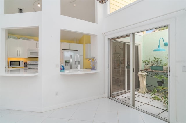 7833 Ontario Street Cir, Sarasota, FL 34243 - unfurnished room featuring healthy amount of natural light and a high ceiling