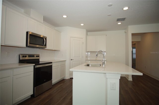 9512 Summers Cay Cir, Thonotosassa, FL 33592 - kitchen featuring stainless steel appliances, a sink, dark wood-style flooring, backsplash, and recessed lighting
