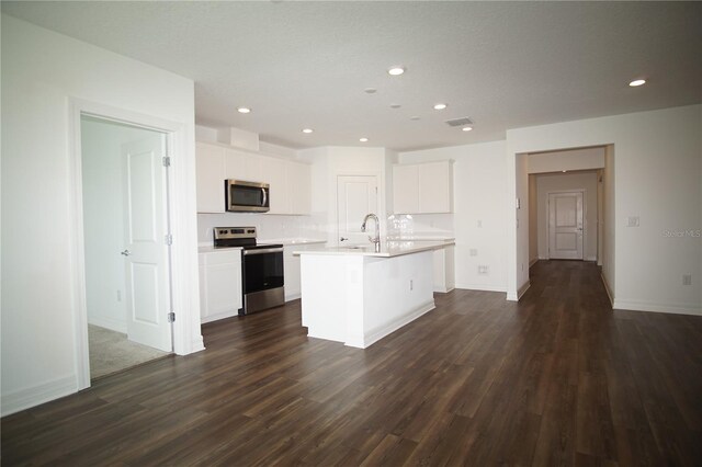 9512 Summers Cay Cir, Thonotosassa, FL 33592 - kitchen featuring stainless steel appliances, dark wood-type flooring, light countertops, an island with sink, and recessed lighting
