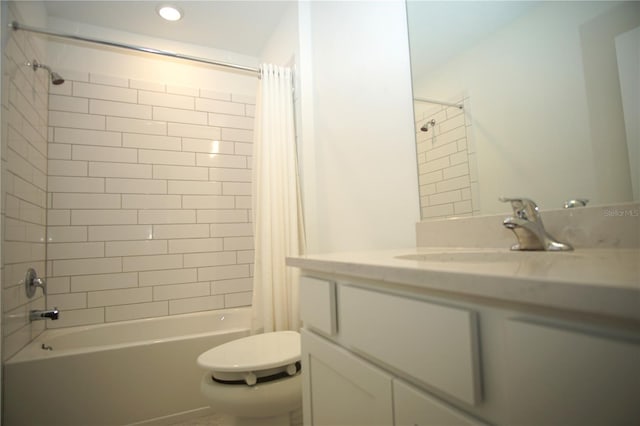 9512 Summers Cay Cir, Thonotosassa, FL 33592 - bathroom featuring toilet, shower / tub combo with curtain, vanity, and recessed lighting