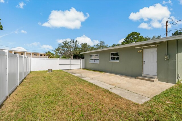 433 Pineapple St, Tarpon Springs, FL 34689 - view of yard with a patio area