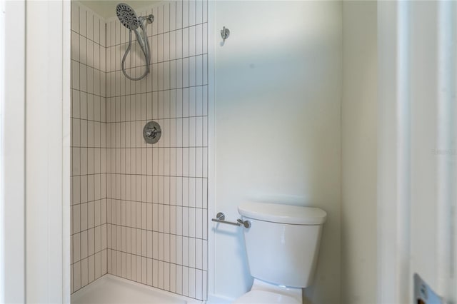 433 Pineapple St, Tarpon Springs, FL 34689 - bathroom featuring tiled shower and toilet