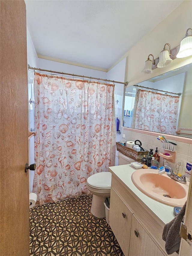 2066 High Ridge Dr, Clearwater, FL 33763 - bathroom with vanity, toilet, tile walls, and a shower with shower curtain