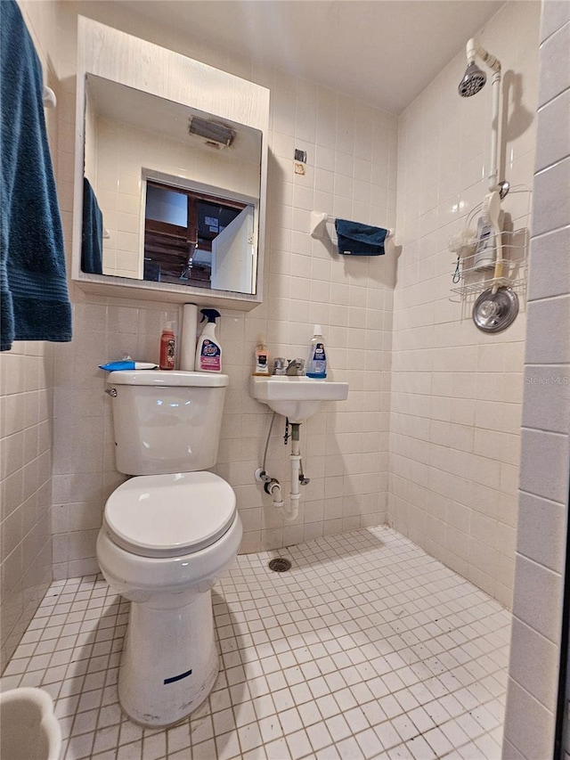 2066 High Ridge Dr, Clearwater, FL 33763 - bathroom featuring toilet, tile patterned floors, and tile walls