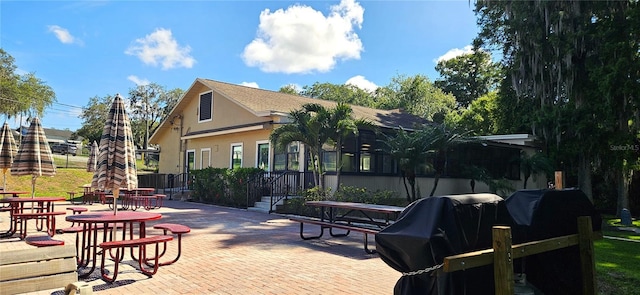 3509 Oak Lake Dr, Palm Harbor, FL 34684 - surrounding community featuring a patio area