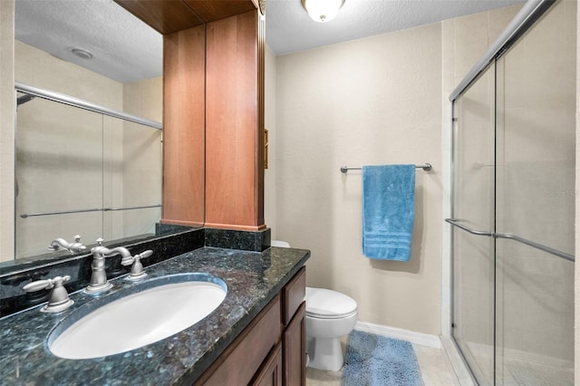 704 Lyndhurst St Unit 624, Dunedin, FL 34698 - full bath with a textured ceiling, a shower stall, toilet, vanity, and baseboards
