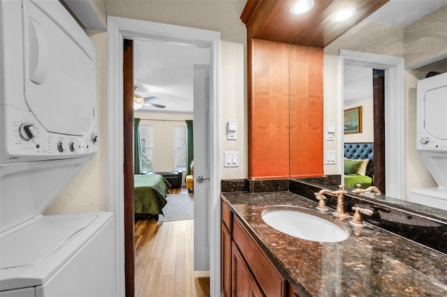 704 Lyndhurst St Unit 624, Dunedin, FL 34698 - bathroom featuring stacked washer / dryer, vanity, ensuite bathroom, wood finished floors, and ceiling fan