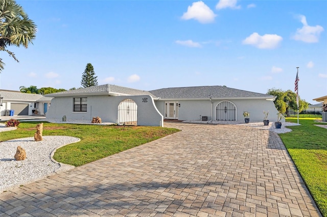 629 Fort Duquesna Dr, Sun City Center, FL 33573 - ranch-style house featuring stucco siding, decorative driveway, and a front lawn