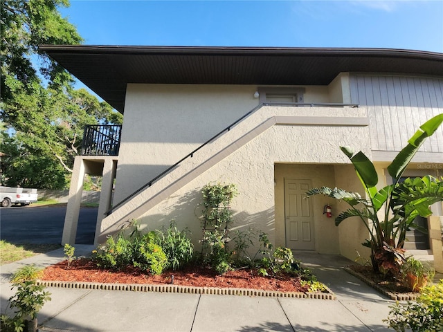 2935 Lichen Ln Unit D, Clearwater, FL 33760 - entrance to property with stucco siding and a balcony