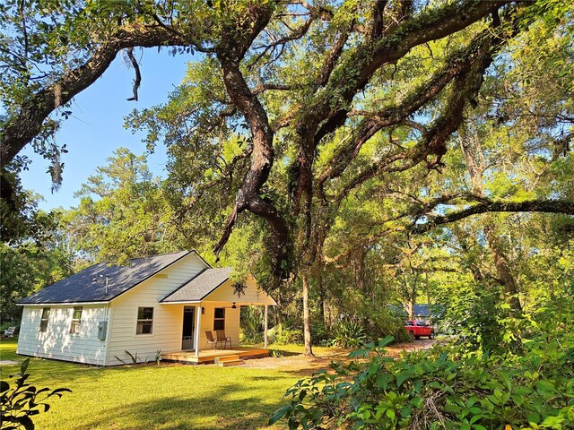 18452 Fort Dade Ave, Brooksville, FL 34601 - view of front of home featuring a front lawn and roof with shingles
