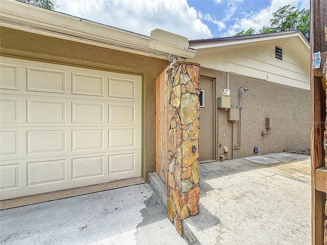 1025 Reading Rd, Lutz, FL 33558 - view of garage