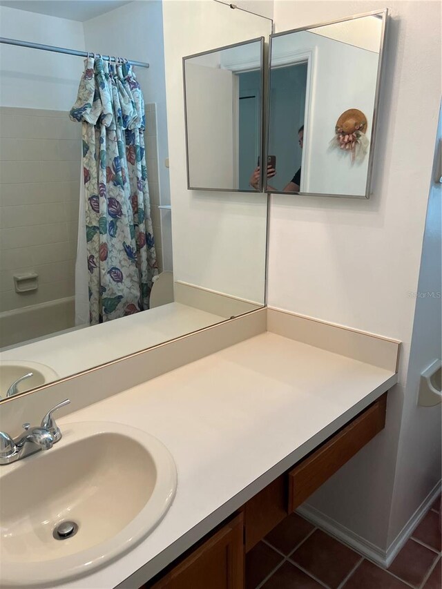 7616 Colonial Ct, Tampa, FL 33615 - bathroom featuring tile patterned flooring, vanity, and shower / bath combo