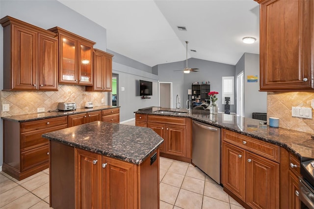 4133 Auston Way, Palm Harbor, FL 34685 - kitchen with dishwasher, a sink, vaulted ceiling, light tile patterned floors, and a peninsula