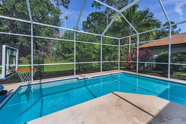 4133 Auston Way, Palm Harbor, FL 34685 - outdoor pool featuring a lanai and a patio area