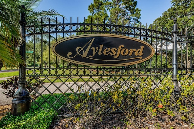 4133 Auston Way, Palm Harbor, FL 34685 - community sign featuring a gate