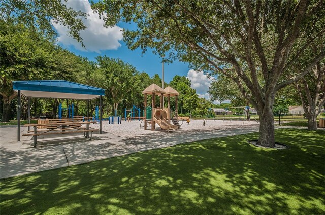 4133 Auston Way, Palm Harbor, FL 34685 - surrounding community featuring a yard