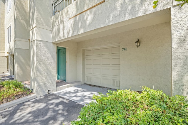 741 Mainsail Dr, Tampa, FL 33602 - entrance to property featuring a garage and stucco siding