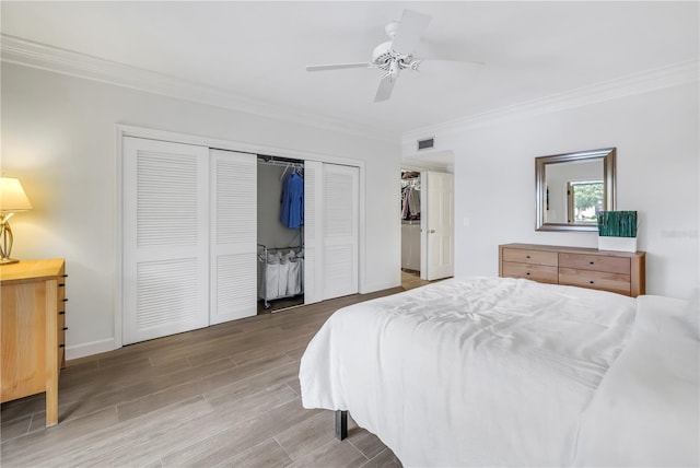 8127 Siquita Dr NE, Saint Petersburg, FL 33702 - bedroom featuring ornamental molding, a closet, wood finished floors, ceiling fan, and baseboards