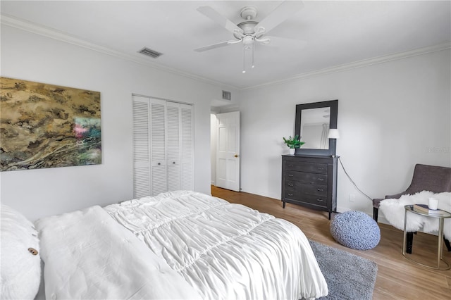 8127 Siquita Dr NE, Saint Petersburg, FL 33702 - bedroom featuring wood finished floors, ornamental molding, a closet, and a ceiling fan