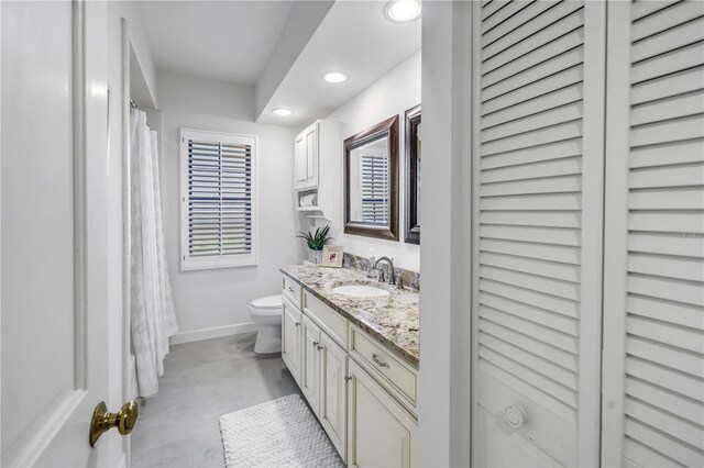 8127 Siquita Dr NE, Saint Petersburg, FL 33702 - bathroom featuring recessed lighting, vanity, toilet, baseboards, and a closet
