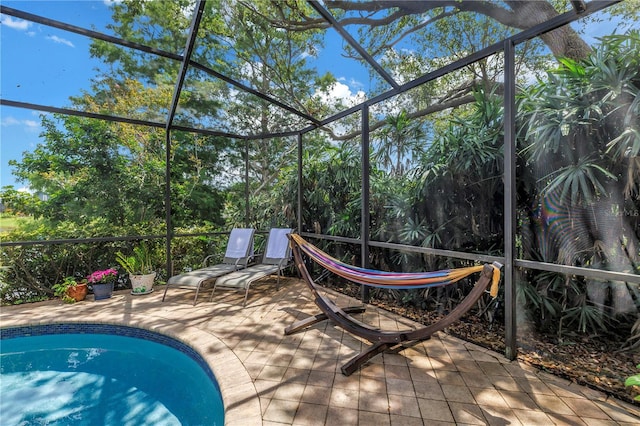 8127 Siquita Dr NE, Saint Petersburg, FL 33702 - swimming pool with a patio area and glass enclosure