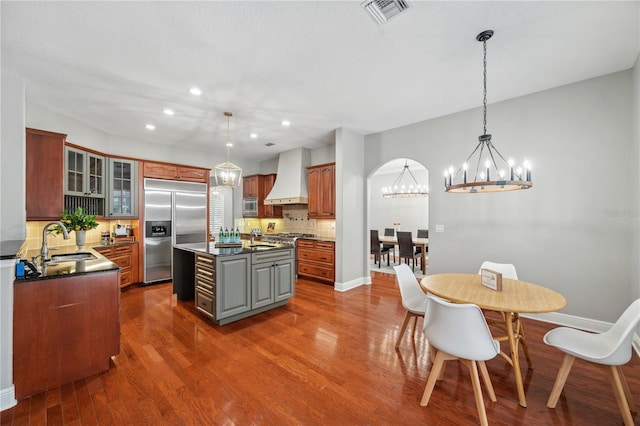 2011 Water Wheel Ct, Dunedin, FL 34698 - kitchen with built in appliances, premium range hood, a sink, dark countertops, and a kitchen island