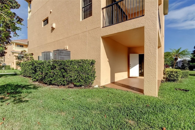 1531 Ember Ln, Tarpon Springs, FL 34689 - view of side of home with stucco siding and a yard