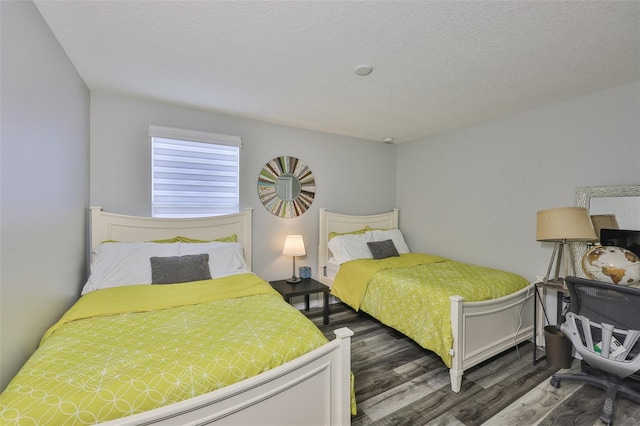 6512 Trent Creek Dr, Sun City Center, FL 33573 - bedroom featuring wood finished floors and a textured ceiling