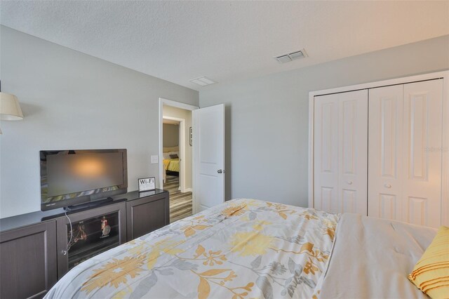 6512 Trent Creek Dr, Sun City Center, FL 33573 - bedroom featuring a closet and a textured ceiling