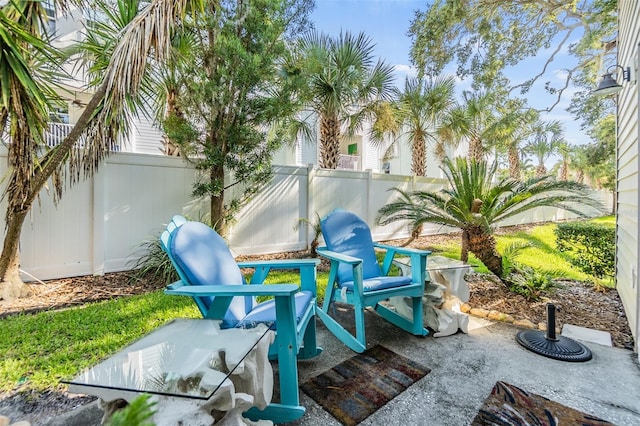 1515 Bayshore Blvd Unit 38, Dunedin, FL 34698 - fenced backyard featuring a patio area