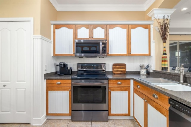 11813 Crawford Parrish Ln, Parrish, FL 34219 - kitchen featuring stainless steel appliances, a sink, crown molding, dark countertops, and light tile patterned floors