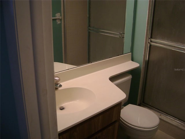 3077 Casa Del Sol Cir Unit 207, Clearwater, FL 33761 - full bath with a shower with shower door, toilet, and vanity