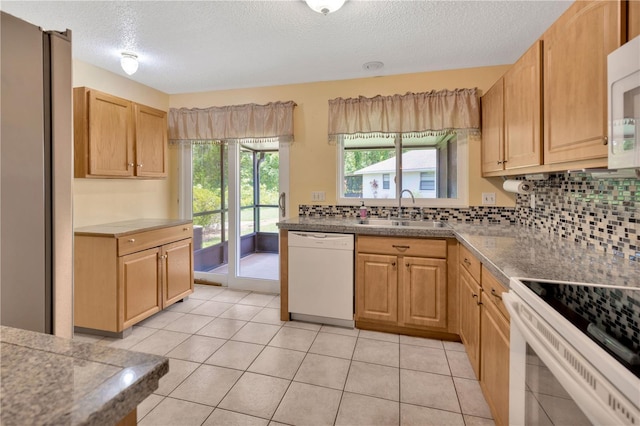 1604 Comfy Ct, Sun City Center, FL 33573 - kitchen featuring white appliances, a sink, a textured ceiling, tasteful backsplash, and light tile patterned flooring
