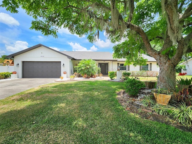 4102 Stonehenge Rd, Mulberry, FL 33860 - single story home with an attached garage, a front lawn, and driveway