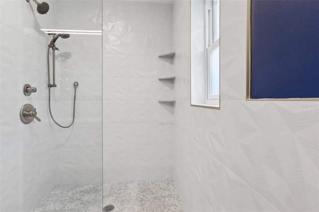 1709 Main St, Safety Harbor, FL 34695 - bathroom featuring a tile shower