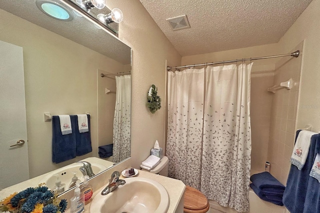 18531 Bent Pine Dr, Hudson, FL 34667 - bathroom with toilet, a textured ceiling, vanity, and shower / tub combo with curtain