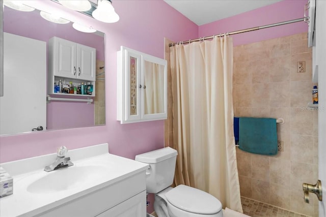 2214 Highclere Cir Unit 6, Sun City Center, FL 33573 - bathroom with toilet, vanity, and tiled shower