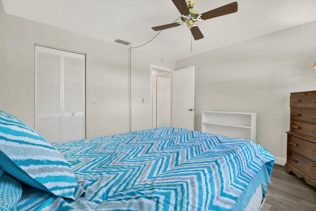 3146 37th Ln S Unit A, Saint Petersburg, FL 33711 - bedroom with wood finished floors, a textured ceiling, a closet, and ceiling fan