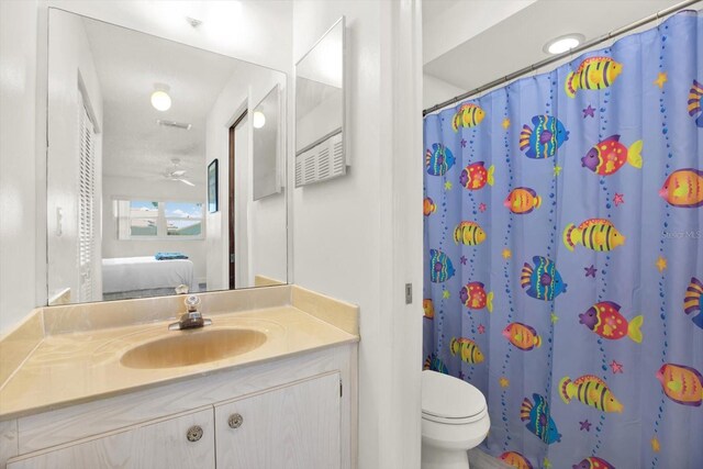 3146 37th Ln S Unit A, Saint Petersburg, FL 33711 - ensuite bathroom with vanity, toilet, and a shower with curtain