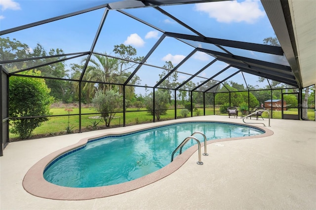 3956 N Tamarisk Pt, Beverly Hills, FL 34465 - swimming pool featuring a patio and glass enclosure