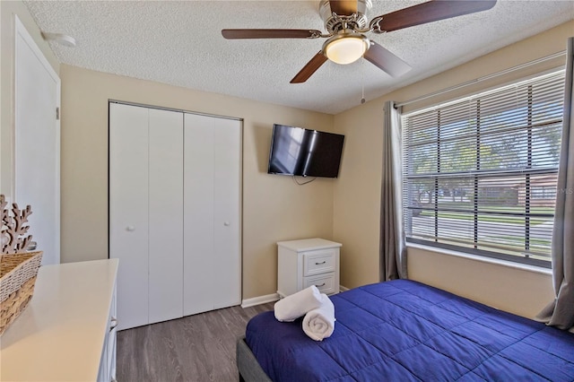 12529 Mondragon Dr, Tampa, FL 33625 - bedroom featuring a textured ceiling, dark wood-style floors, a closet, ceiling fan, and baseboards