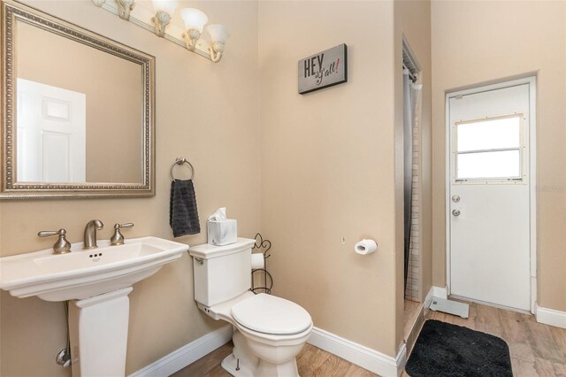 629 Orange Valley Ln, Lakeland, FL 33813 - full bath featuring toilet, a stall shower, and wood finished floors