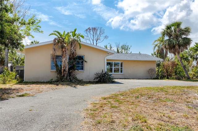 11465 7th St E, Treasure Island, FL 33706 - view of front facade featuring curved driveway and stucco siding