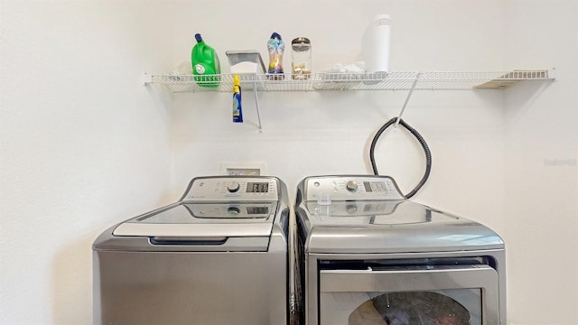 8111 Brickleton Woods Ave, Gibsonton, FL 33534 - washroom with washer and clothes dryer