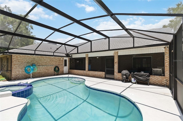 722 Swaying Palm Dr, Apopka, FL 32712 - view of pool with a pool with connected hot tub and a patio