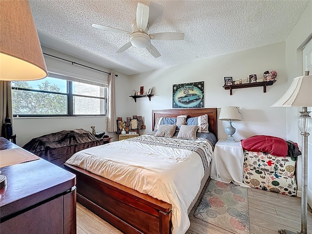 5920 80th St N Unit 406, Saint Petersburg, FL 33709 - bedroom featuring a textured ceiling and a ceiling fan